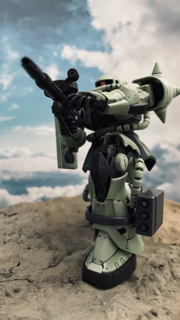 “ステッチ、俺が飛び出す。その間にタンクをやれ!” “は、はい!ラル大尉!”ザク地上戦セットから脚部に装着するミサイルポッドを拝借しています。3発のミサイル自体は別パーツで着脱可能です。弾丸が飛び出す表現をしても面白いかもしれません。大腿部の二重関節のおかげで劇中のポージングにかなり近づける事が可能です。流石はRGと唸らずにはいられません。