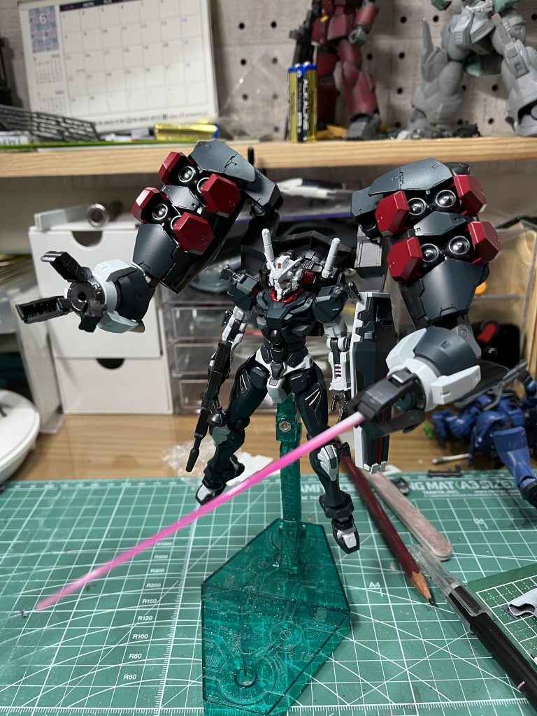 基本塗装までこの時点では「やってもたかな~ 蛇足だな~」って思ってましたwアンテナは塗分けをミスって薄め液につけてたら少し溶けてしまった、、、ちゃんとマスキングして塗分ければよかったのにジャンクにあったムーンガンダムアンテナを拝借