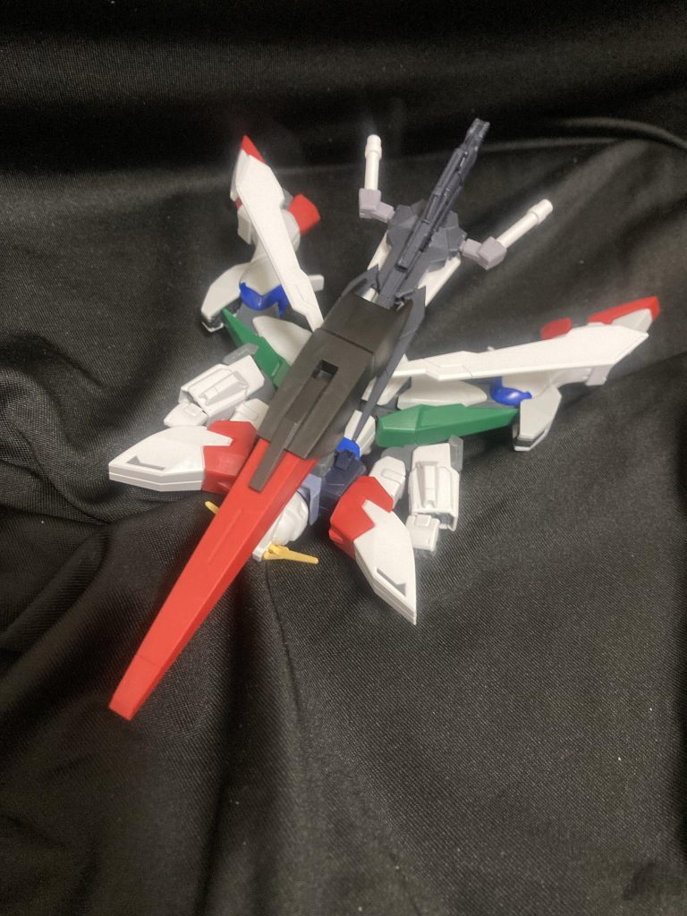 コンセプトとしては、最近ハマって読んでいるガンダムビルドダイバーズブレイクの主人公、アーク君の使用ガンプラ・ガンダムシャイニングブレイクをオマージュして可変機構を加えることにしてみました!