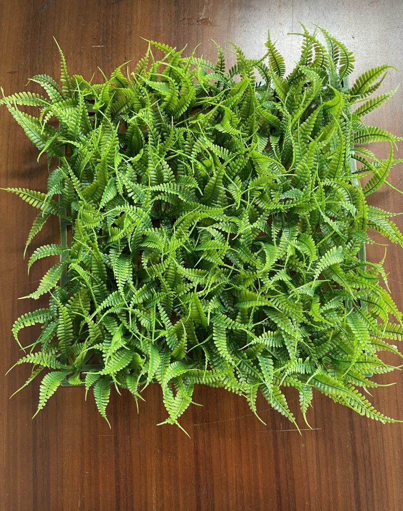 100均のデコレーションをバラして大きめの葉の演出としました。こちらを一つ一つバラしていくイメージです。