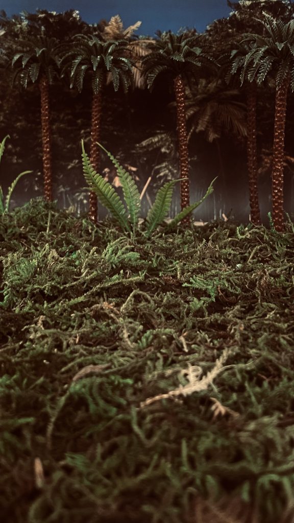 ジオラマベースのアップとなります。中央の大きめの葉は100均で購入したデコレーションをバラしたものです。