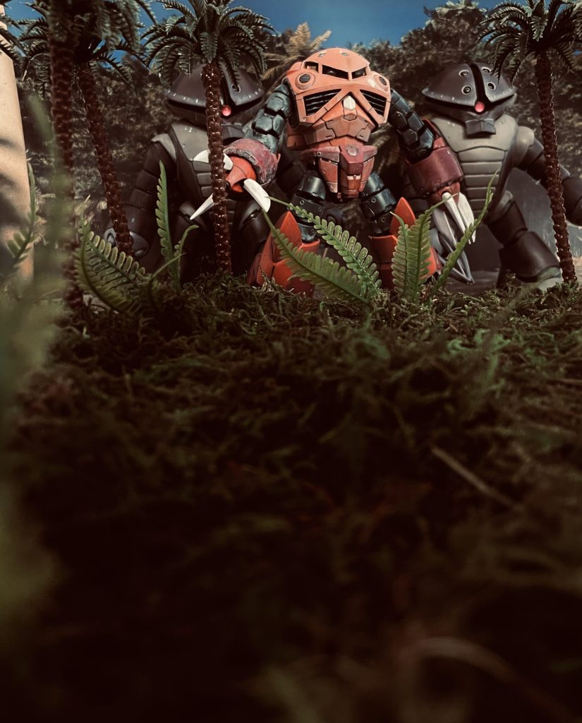 劇中のイメージにより近づける趣旨で夜間の背景にしたバージョンです。ジオラマベース(縦29cmx横35cm)には100均で購入したフェイクモスを散りばめています。椰子の木は13cmのものを20本程バランスをみて植林しています。