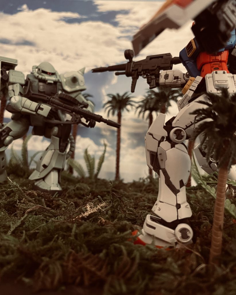 ザクと遭遇、撃ち合いをするガンダムです。双方共にRGとなります。