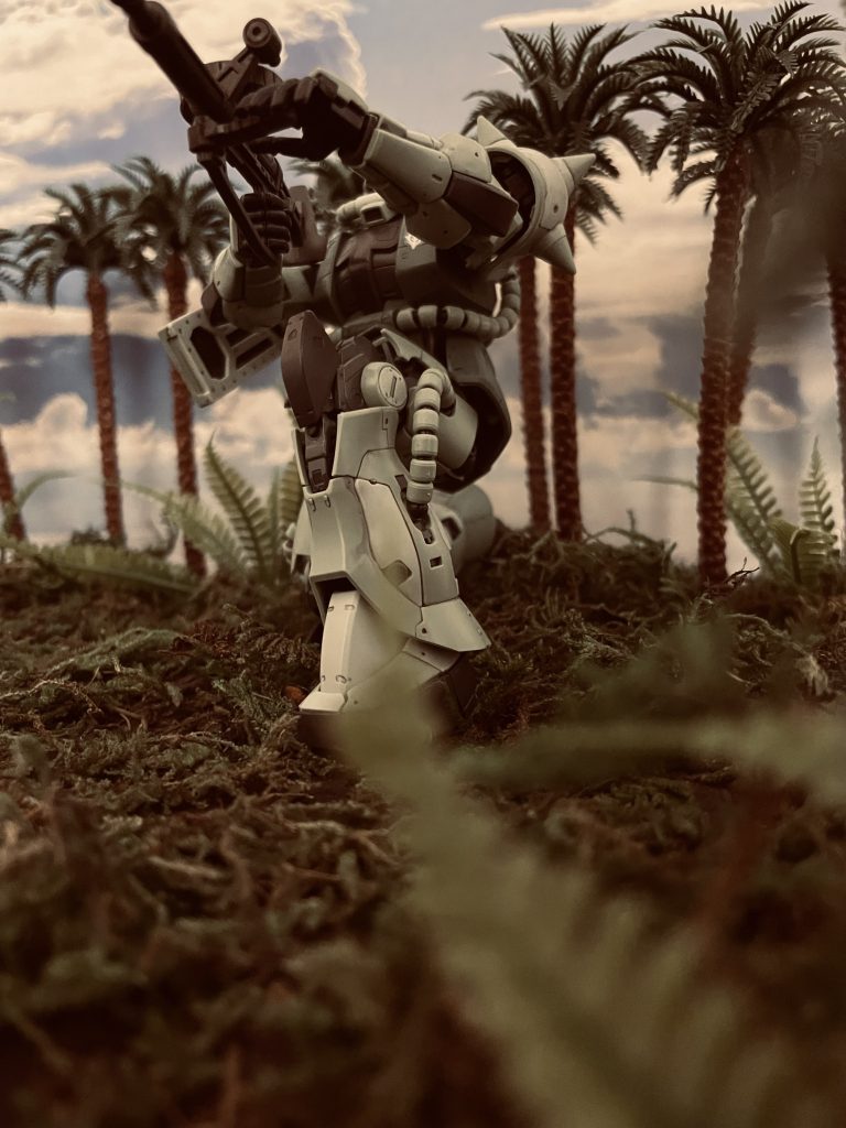 マシンガンで狙うザクです。