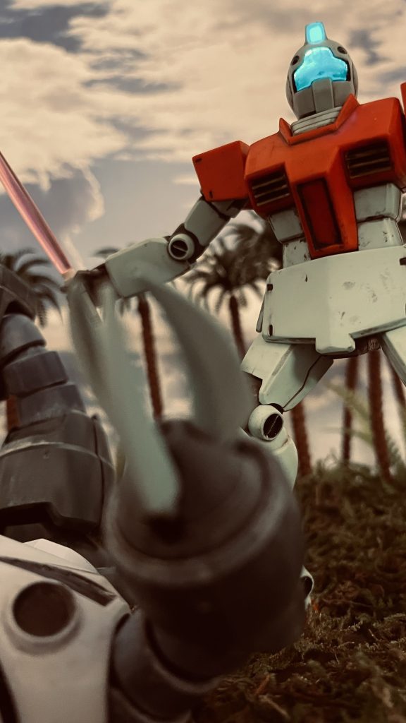 MGジム version 2.0のボックスアートをイメージしています。ビームサーベルでズゴックを一刀両断するジムが描かれておりいつか3Dで再現したいと思っていました。ジャブロー戦の最中こうした量産型同士のドッグファイトが其処彼処で当然にあったものと思料。シャアのズゴックに腹部を貫かれるあのシーンのイメージに苛まれ機体本来の可能性を過小評価されがちですが、後々様々なバリエーションを生むようにジムは連邦軍にとって貴重な戦力であったものと推察します。