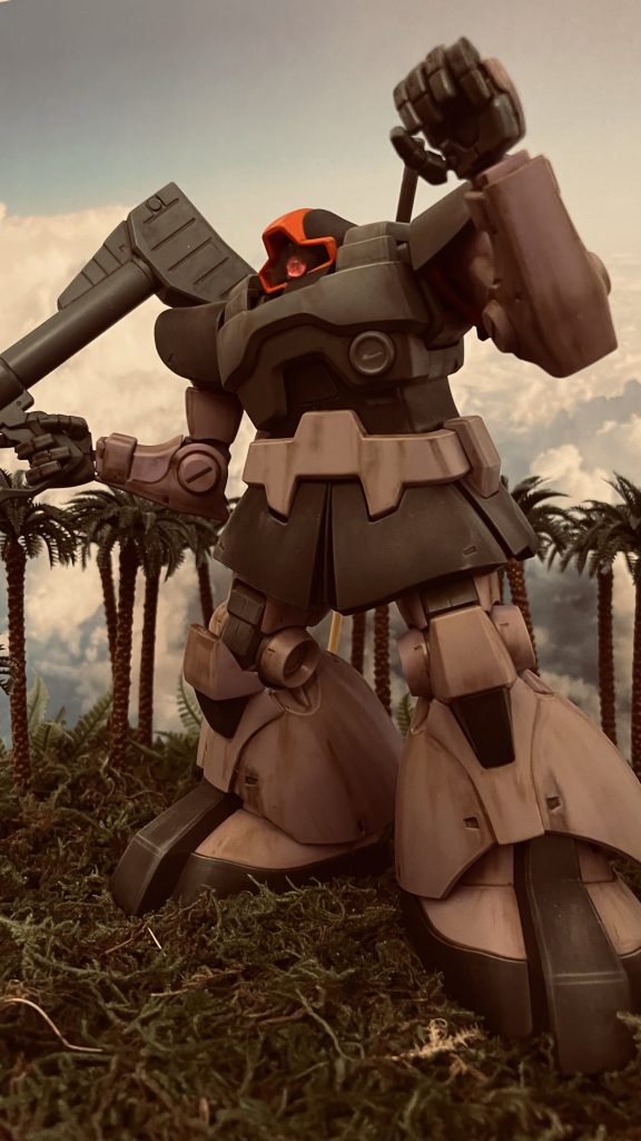 ジャブローに着底したフレデリック・ブラウン軍曹のドムをイメージしています。コミックボンボン誌上で連載されていた「MS戦記」の「ジャブローに燃える!」回におけるワンシーンです。ドムはMGとなります。HGと比較するとやはり大きくて迫力があります。指が個別に可動するため色々な表情をつける事が出来ます。