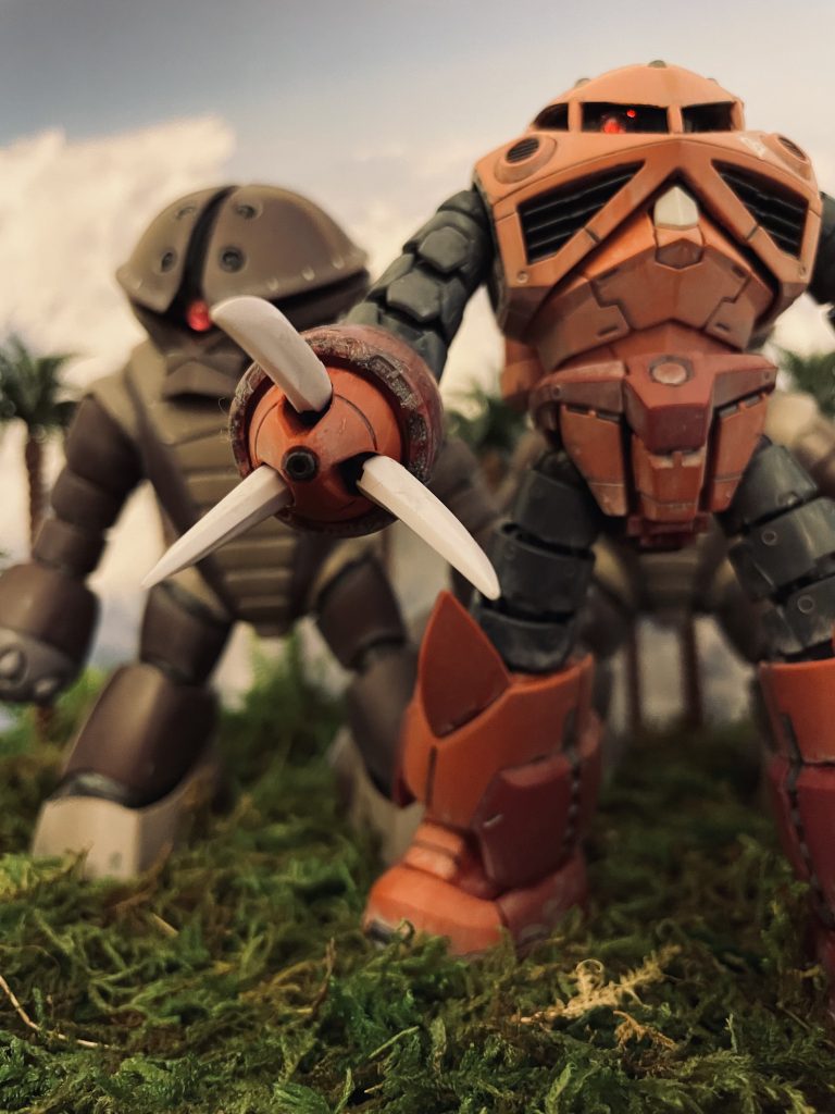 アッガイは白日の元では活動しないかもしれませんが、、快晴の青空も背景として悪くないと思い一枚。