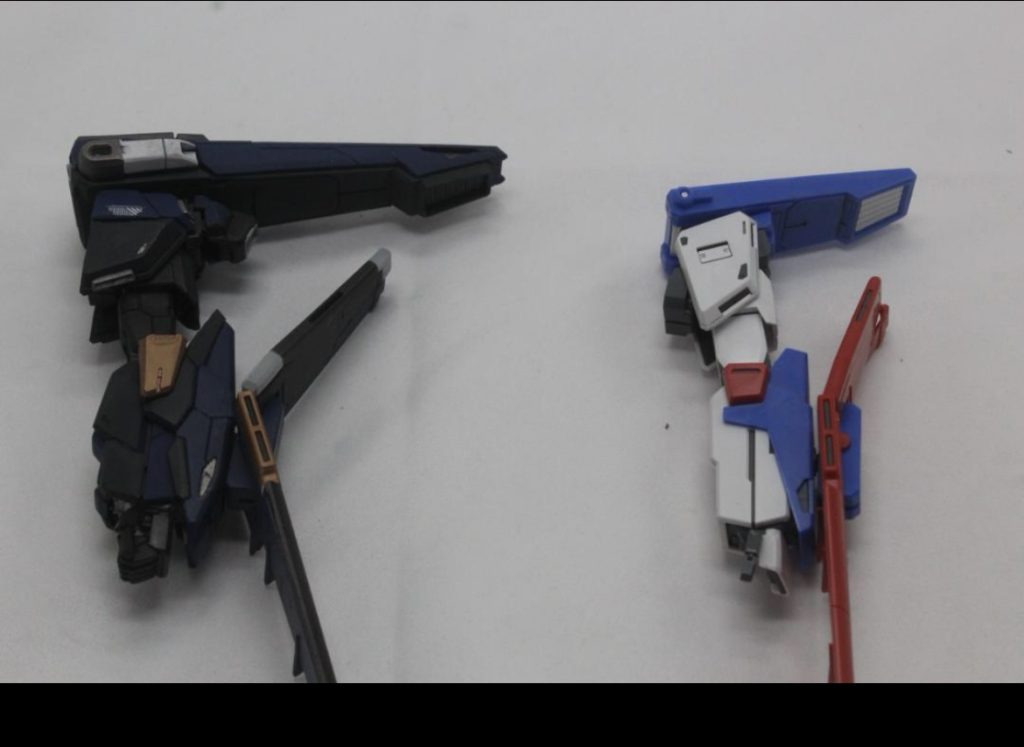 肩や腕アーマーの巨大化。シールドバインダーも上側を太らせてます。