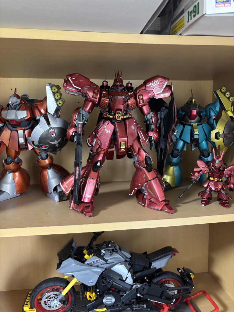 ネオジオン僚機と共に。SDはマジョーラテストで作りました。