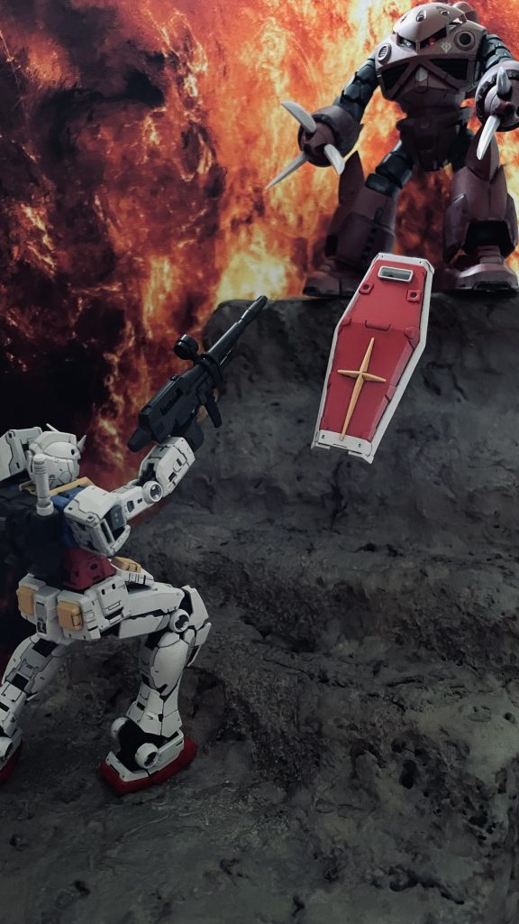 “やる!”シールドは裏側から塗装棒で支え、劇中の宙に浮かぶ様を演出しようと試みました。RGのシールドは相応の重量があり支えるのに少々苦労しました。