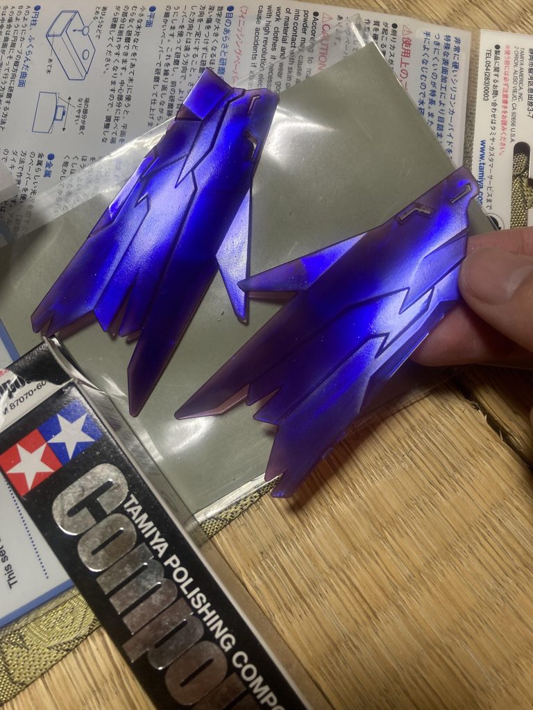 久しぶりの塗装だったので大失敗することが多く、やすりやコンパウンドでリカバリーしていきます。