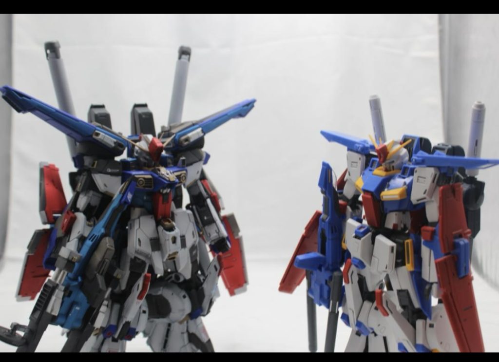 ノーマルと比較。胸部ダクトや、ハイパービームサーベル部はexsガンダムから移植しました。全体的に角張ったイメージにしました。