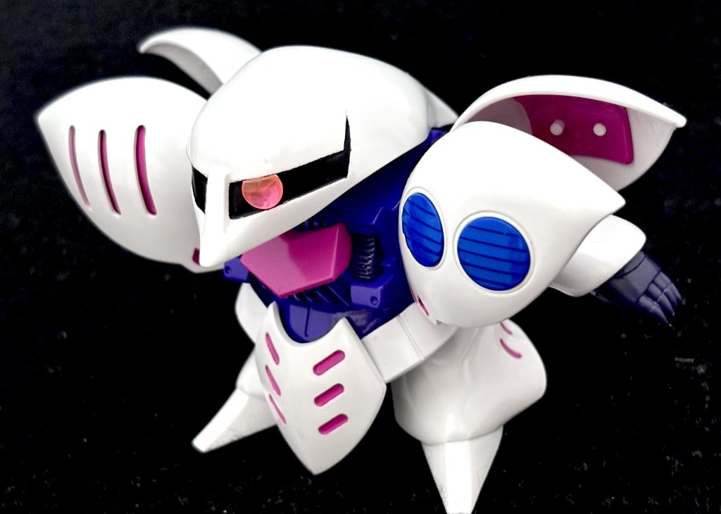 お尻の装甲と連動して、肩バインダーがパタパタ動きます。