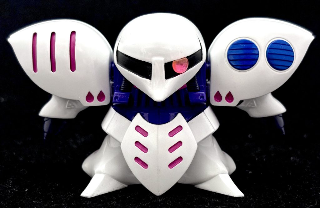 モノアイをHアイズに変えた以外は素組みです。