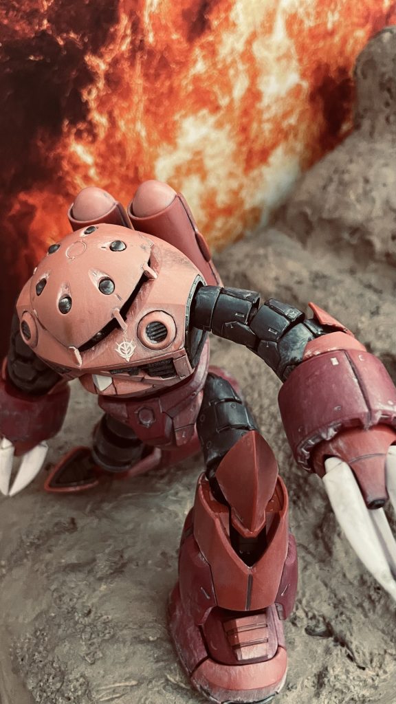 ”間違いない。奴だ、奴が来たんだ。。!”ジムを破壊した後、爆炎をバックにゆらりと立ち上がるズゴックをイメージしています。劇中ではもう少し丸まるイメージかと思いますが、、脚部可動の限界を感じたためこのポージングに落ち着きました。