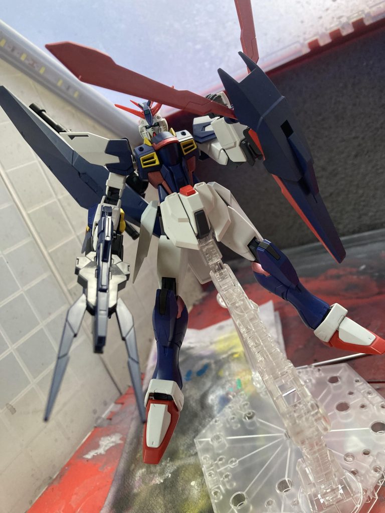 機首シールドにはゴッドガンダムのハイパーモードのウィングを採用しています。あくまで支援、防御がコンセプトなので、仲間を守れるハイパーシールドを装備!