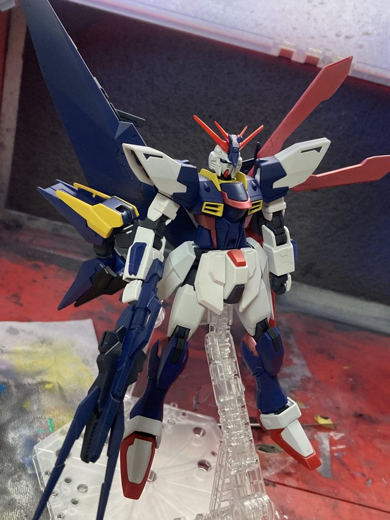 そして塗装して完成したのがこちら、ガンダムゴッドブレイク改(アラタメ)です!左右非対称のウェポンからのシンメトリーな可変機がこだわりポイントです👍武装は射撃武器をベースにしつつ、シンプルなカラーリングでまとめてみました✨頭部のセンサーはアストレイブルーフレームから頂いてきました😂