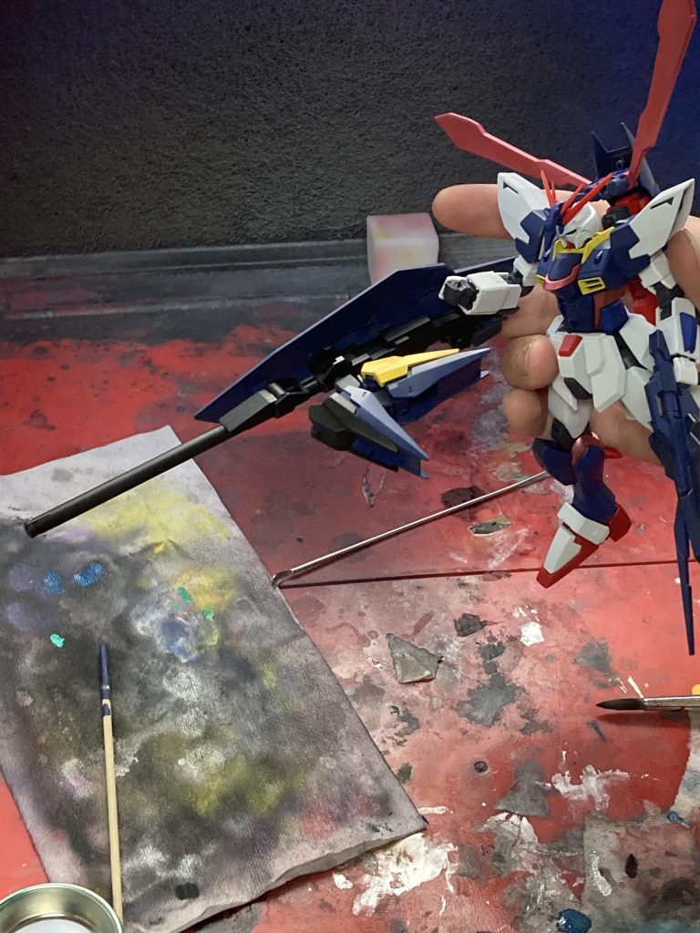 背部のシールドバインダーは狙撃用の長距離ライフルにも変形可能です。接続軸を肘に変えてより精度の高い射撃を可能にしています☺️こちらはガンダムゼルトザームのバックパックですね🎒