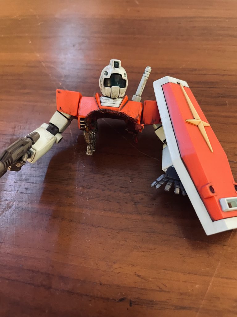 半壊状態のジムの上半身です。近所のブックオフでジオラマ用のHGジムを「定価」で購入しバトルダメージを加えました。この状態でジム本体の「窪み」をズゴックの右クローへはめ込むイメージです。超音波カッターで胸部前面のほぼ全て及びバックパックの下半分を切断して、ズゴックのクローが通るようにしています。クロー基部の直径は2.2cmとなりますので、上半身の約8割を失うイメージです。ちなみにブックオフは穴場ですので要チェックです。ガンプラ買取りを積極的に行われているとのことです。