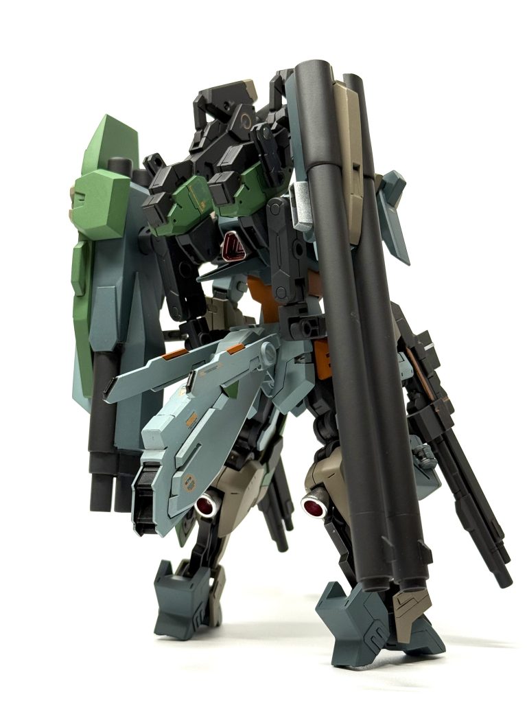 大火力によるエネルギー消費を補うために大型のエネルギーパックを装備。