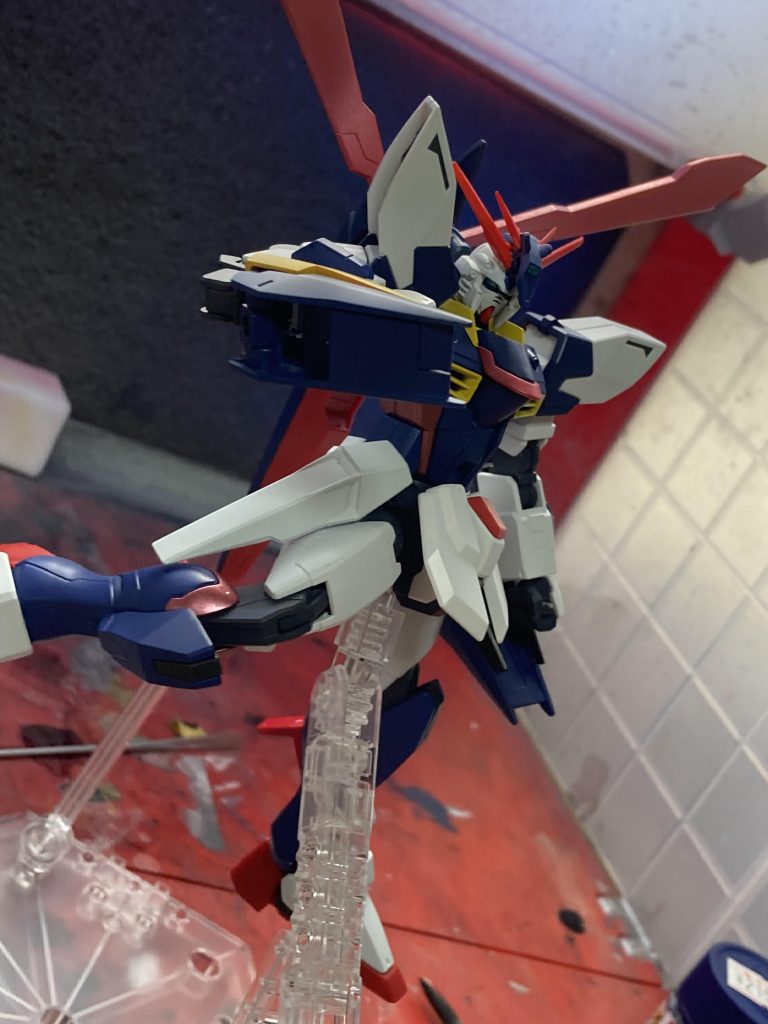 各部のウェポンは背部と肘の3ミリ穴で差し替え可能にしています。基本的には射撃のイメージでまとめている本機ですが、機首シールドを背部に移動し、近距離用の小型シールドウェポンを手に持ってハイパーモードでの近距離戦も可能です✨ちなみにハルートの肩パーツを使用しております👍