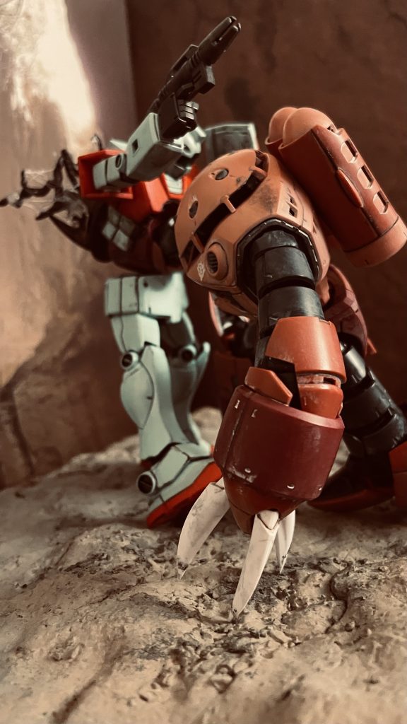 右のクローがジムの腹部ごと根こそぎもっていくイメージです。ズゴックのパワーを表現することを意図しています。左のクロー3本を支点にする事でズゴックの前傾姿勢を保つ工夫をしています。