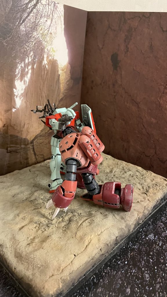 ジオラマ全景です。ズゴックの右クローから鉤爪を外しそこへジャンクパーツで作った内部機械をマウントしています。グルーガンでオイル漏れも表現してみました。