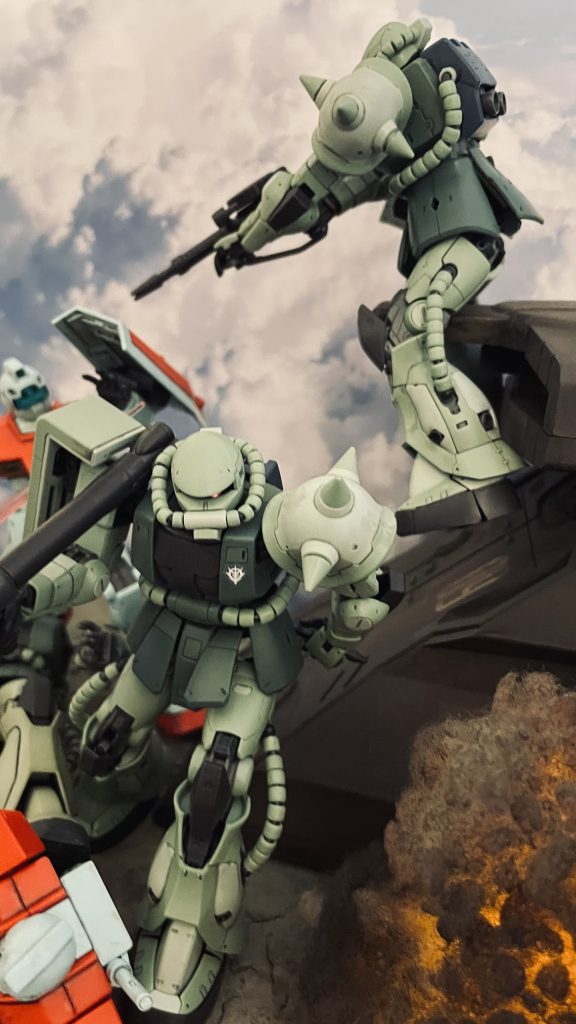 違う構図で一枚。マシンガンを避けつつビームサーベルで応戦するジムのイメージです。ザクは腰部にマウントしたヒートホークを左手で抜く動作を表現しています。復讐のレクイエムの冒頭シーン映像を参考にしています。