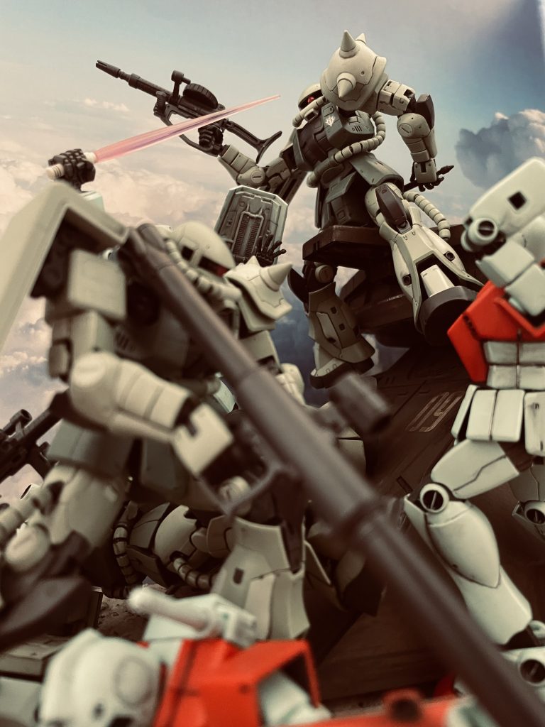 敵味方入り乱れての合戦をイメージしています。HGジム3体(半壊の機体を含む)、RGザク2体、HGザク1体を狭いアングルの中に押し込めました。数を揃えたかったので、HGジム2体をメルカリを通じ3,000円で完成品購入しました。前所有者様の塗装他好みを踏襲しつつ自分なりにアレンジして使用しています。作業時間を大幅に短縮することができました。量産型をモチーフにジオラマを考える場合重要な観点かと。