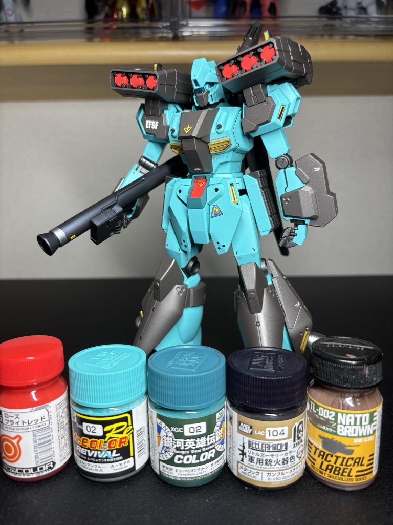 外装:(緑)青サフ→セルリアンブルー、(濃い緑)青サフ→ヒューベリオングリーン、(赤)ピンクサフ→ローズブライトレッド、(ブラウン)ガンメタサフ+NATOブラウン+黒サフ少々フレーム:黒サフ1+ガンメタサフ3、武器:黒サフ→ガンブルーメタリックトップコート:セミグロスクリア