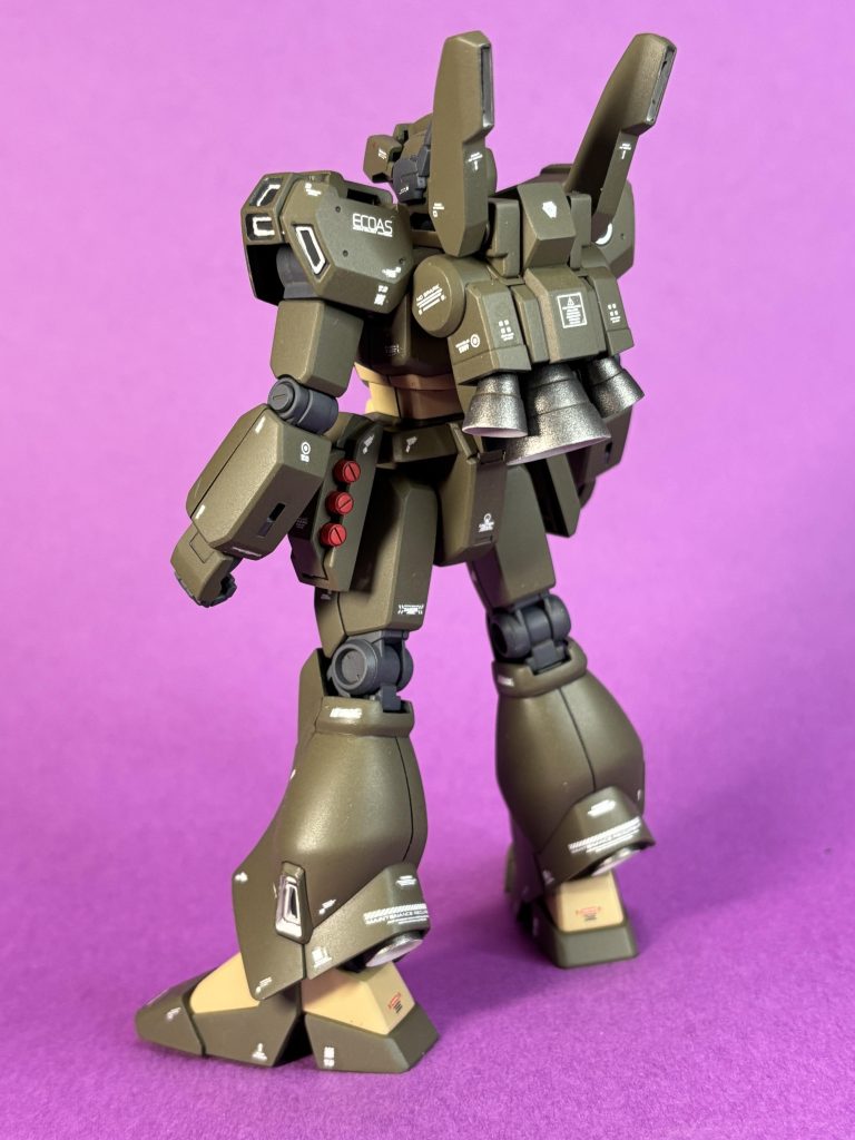 バックパック逆襲のシャア版と形が全然違う。