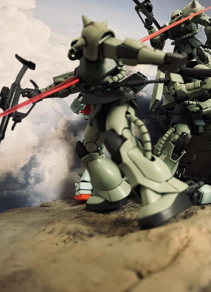 ビームに撃ち抜かれるザクです。胸部前面とバックパックにピンバイス2.5mmで穴を設けて前後からビームサーベルのクリアパーツを差し込みビームの貫通を表現しています。