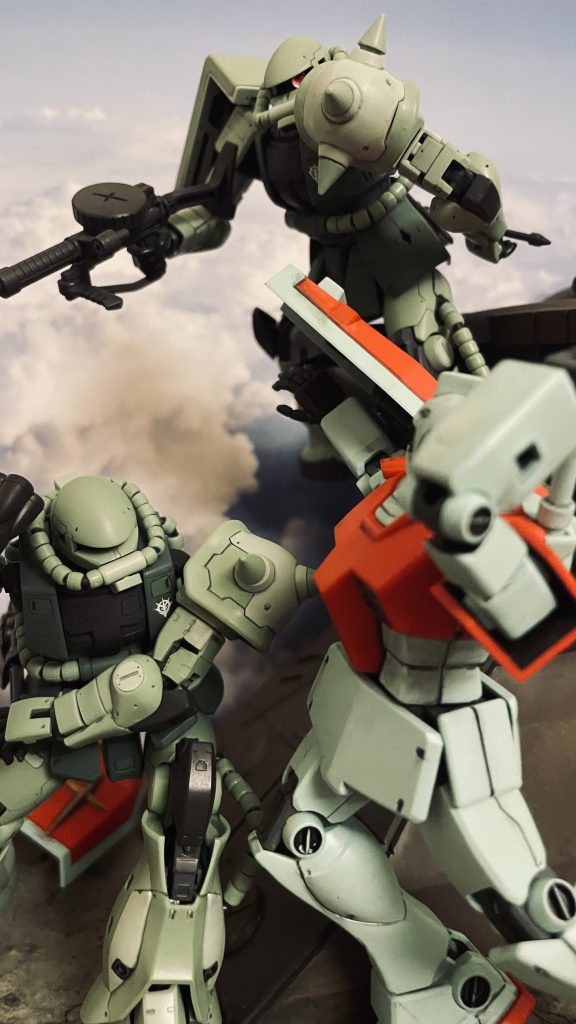 後方に位置するジムのアップです。上段に構えて上のザクへ斬りかかろうとするところ、丸出しになった腹部を左のザクに狙われるイメージです。