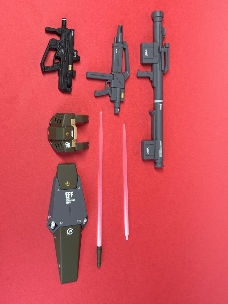 付属武器。エコーズジェガンにサブマシンガンがプラス。実銃ぽいデザイン。