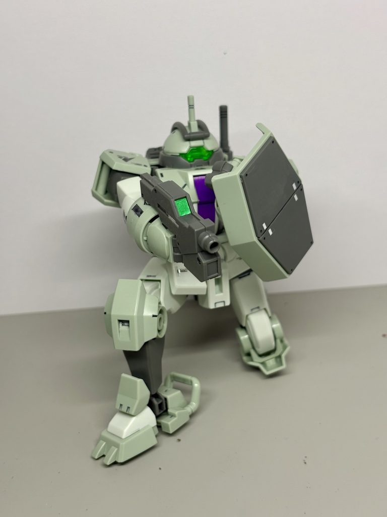膝立ちから構え。ガンプラを始めて最初のキットです。