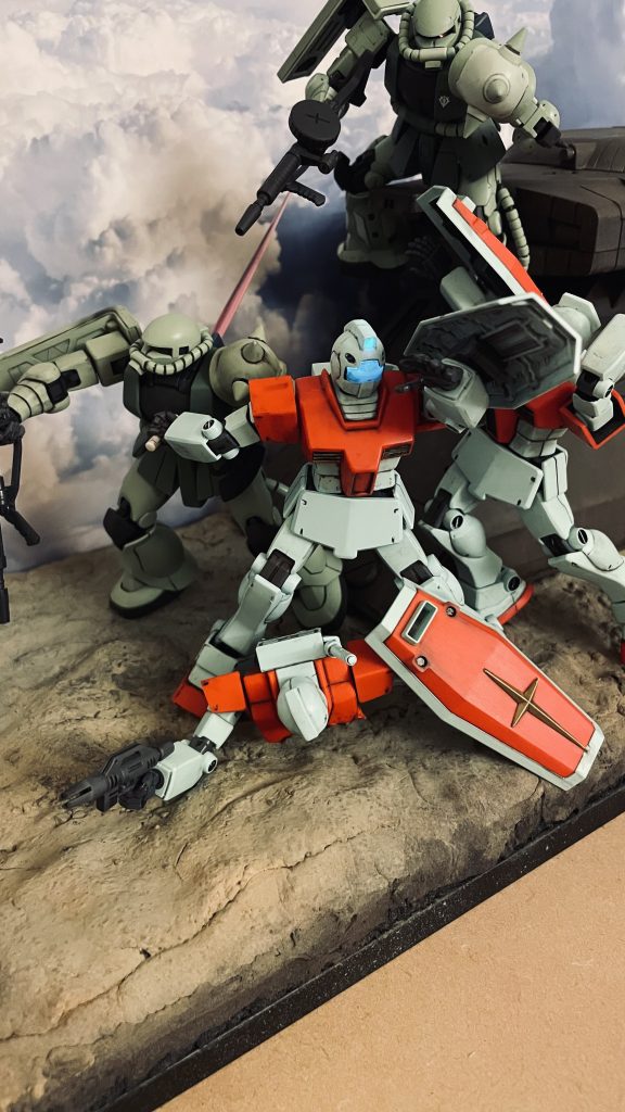 ジオラマ全景です。後ろ手にビームサーベルでザクを突くジムの構図です。