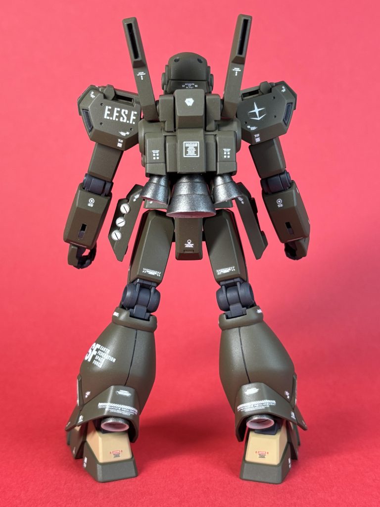 エコーズジェガンと微妙にカラーリングが違う。バーニアとか、腰とか。グレネードとか。