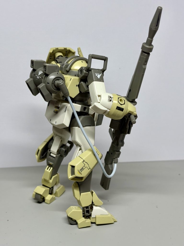 アシンメトリーなシルエットも魅力のひとつ。