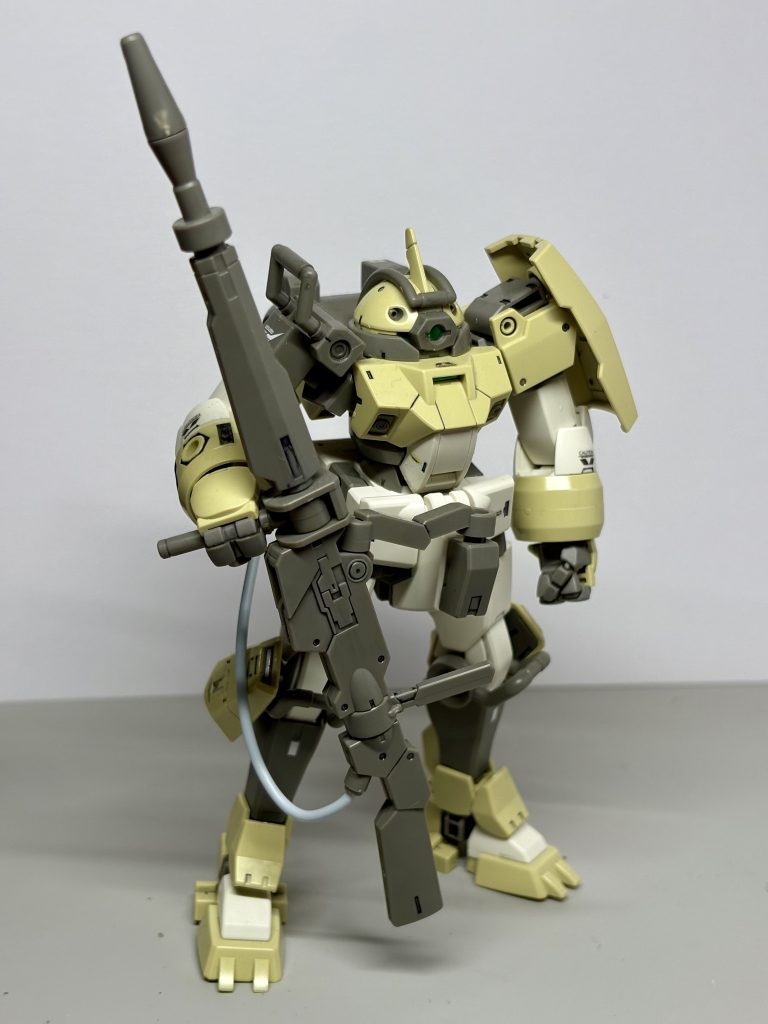 ちゃんと量産機のフォルムなのに、頭部や肩、膝に専用機のアレンジが程よくあってデミトレーナーと並べて手はあるのも嬉しい。