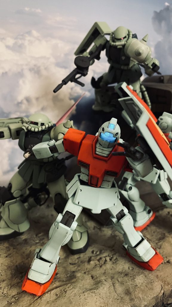 ビームサーベルでザクを突く構図です。