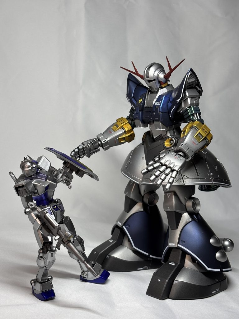 世界観がめちゃくちゃな構図ですが1/144のガンダムと比べるとかなり大きいです。題名:ガンダムをいじめるジオング