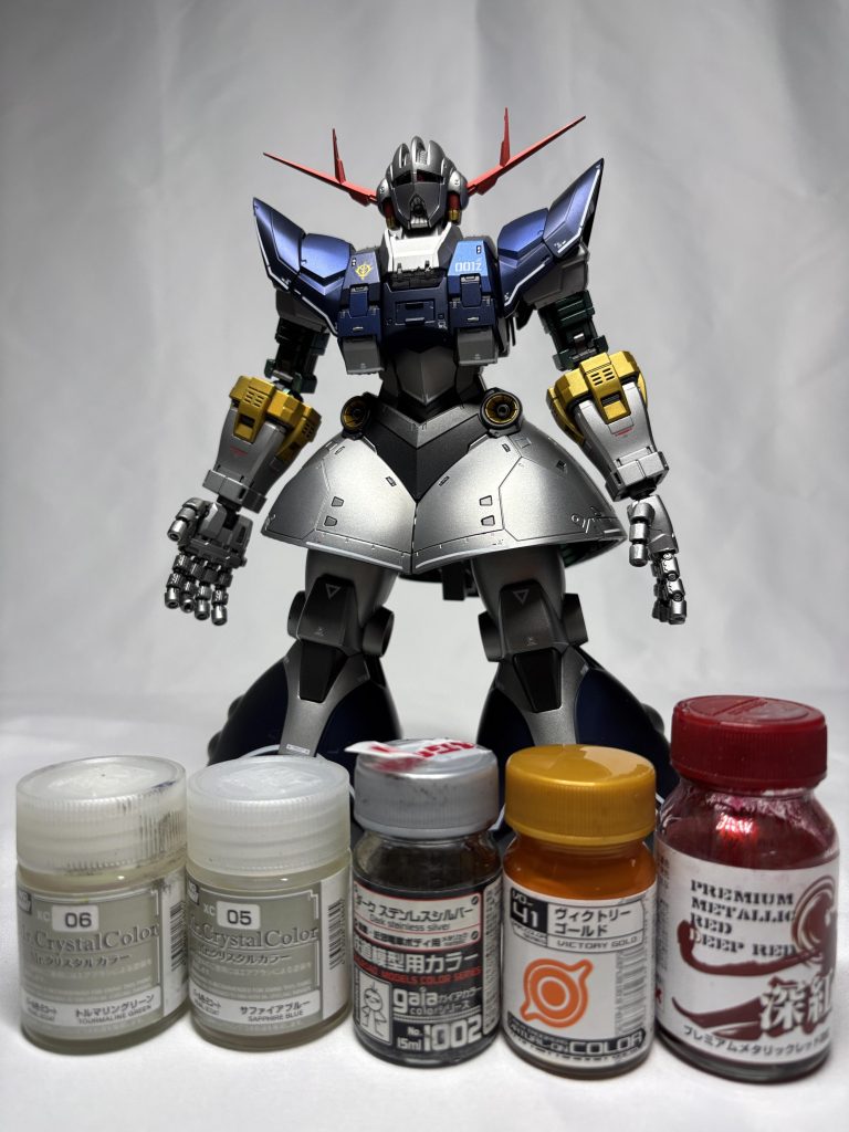 銀:黒サフ→ダークステンレスシルバー、青:黒サフ→サファイアブルー、緑:黒サフ→トルマリングリーン、赤:黒サフ→深紅、金:黒サフ→ビクトリーゴールド、黒:黒サフ+ガンメタサフ、関節:ガンメタサフトップコート:セミグロスクリア