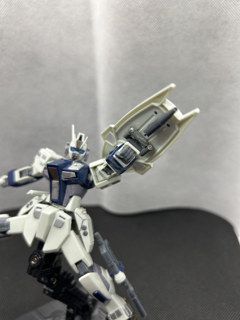 複合兵装防楯ランパート一般的のダガー系シールドの強化型であり、裏側にビームカービン、そして表は”シルトホルン“ ビームスパイクが搭載されてる。