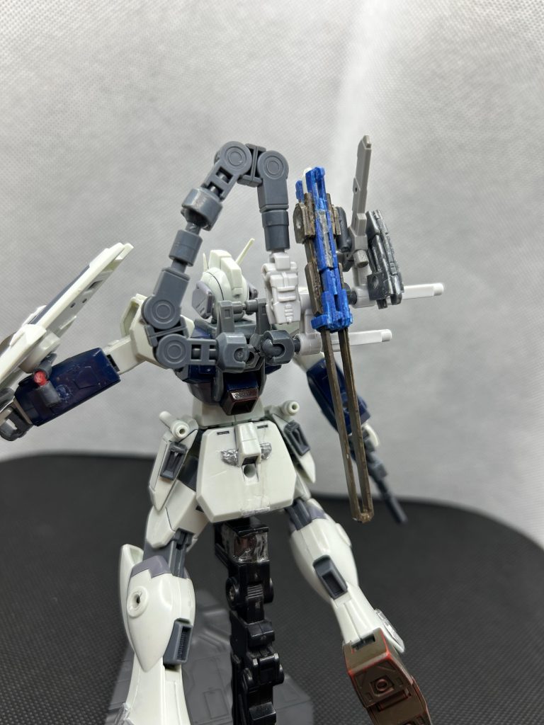 アーマードストライカー多様機能持つストライカーパック。近接や中距離攻撃に応用でき、多数の敵機に対要攻撃する事が可能。左側にアームがあり、様々な武器を持たせる事が可能。