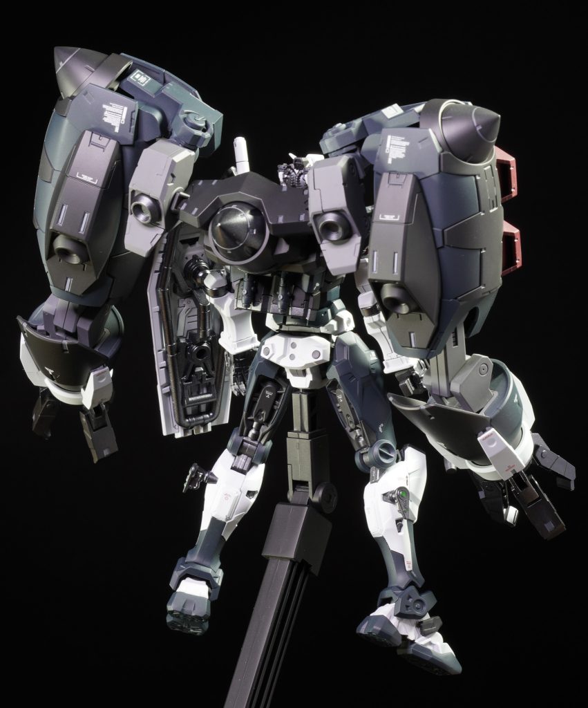 バックショットGNドライブはオミットしたかったんですが、工作がめんどくさくなってしまいそのまま残すことにレドームやバーニアに置き換えればより、世界観が近づけれたかもです。次々、新作がでるので1個にあまり時間をかけていられないです