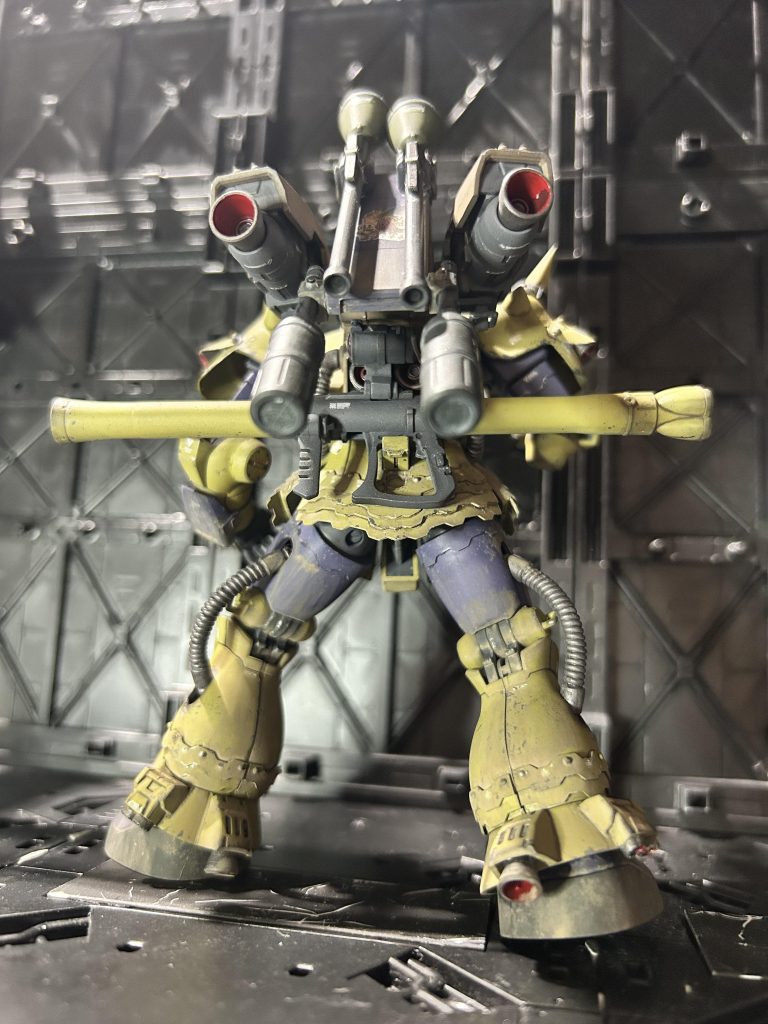 シールドは背部に装着できる様になってますー😃シールドには、パンツアーファウストを2発、グレネードを2発装着出来ます。このショットではバズも装着です。