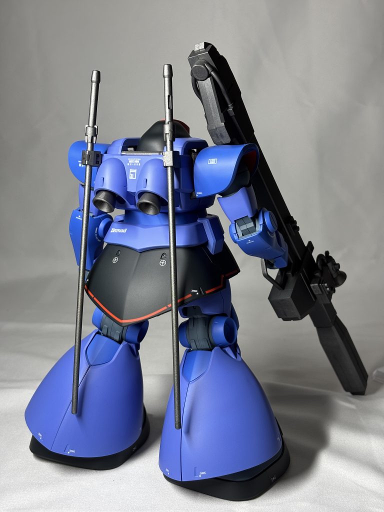 改造という程でも無いのですが左右に穴を開け、元の穴はパテ埋めしてます。ヒートロッドとマウントはドワッジ君からのお下がりです。