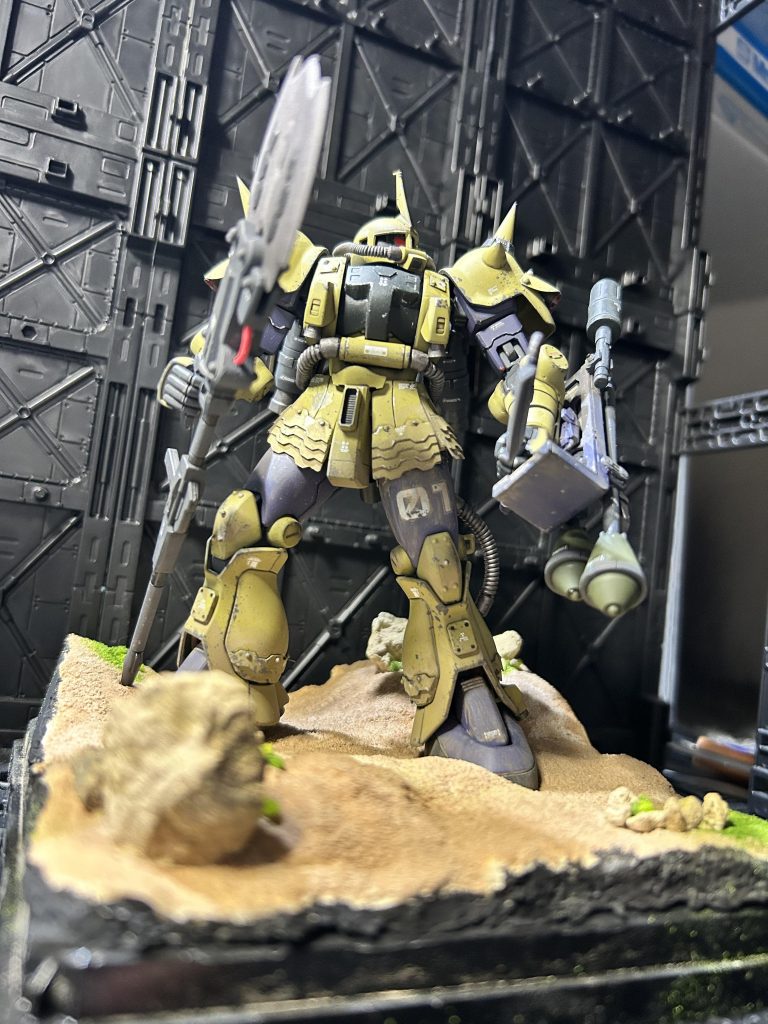 土台を作り、100均粘土で地形をつくり、岩を置いて、パウダーをかけて、ちょびっと草🌱岩に着色、出来上がりー😁