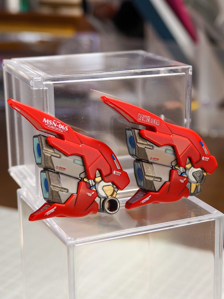 今回の1番やらかしポイントです向かって右。滲みなんですが、このパーツの赤は染料系だと思うので最後のトップコートをしたら赤が滲んで色変わってしまいました…辛い🥵