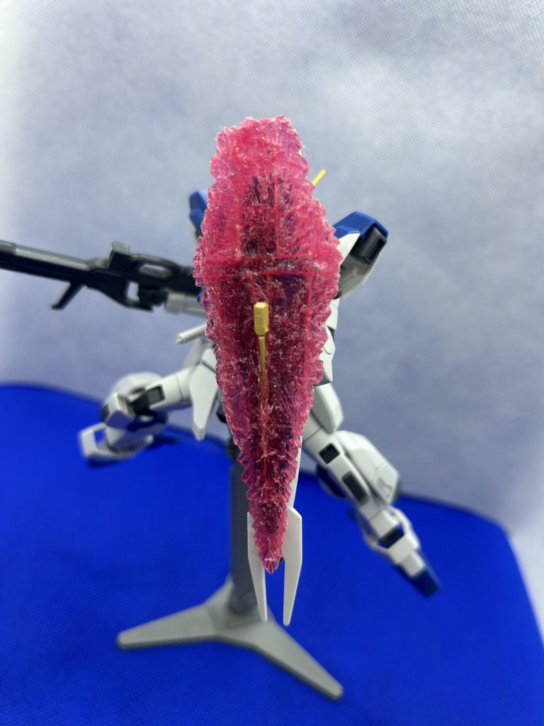 “シュタラールバリエーレ”ビームシールド(デストロイガンダムの防御装備シュナイドシュッツ陽電子リフレクターのデータが使われており、機体自体は核で動いている為、小型化されて使用する事が可能。)このパーツ、他キットの余ったランナーとタミヤのセメント使って作ってみました!これ作るの一番手間掛かりました…(笑)